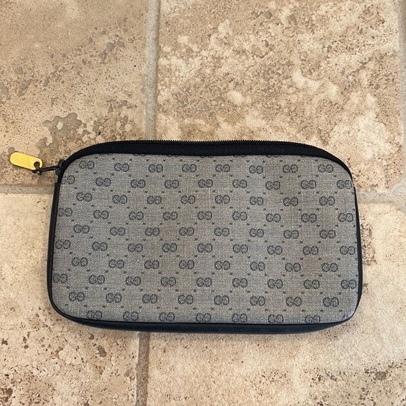 Gucci vintage makeup case. In good condition. Zipper works. 7x4 inches - Picture 2 of 5